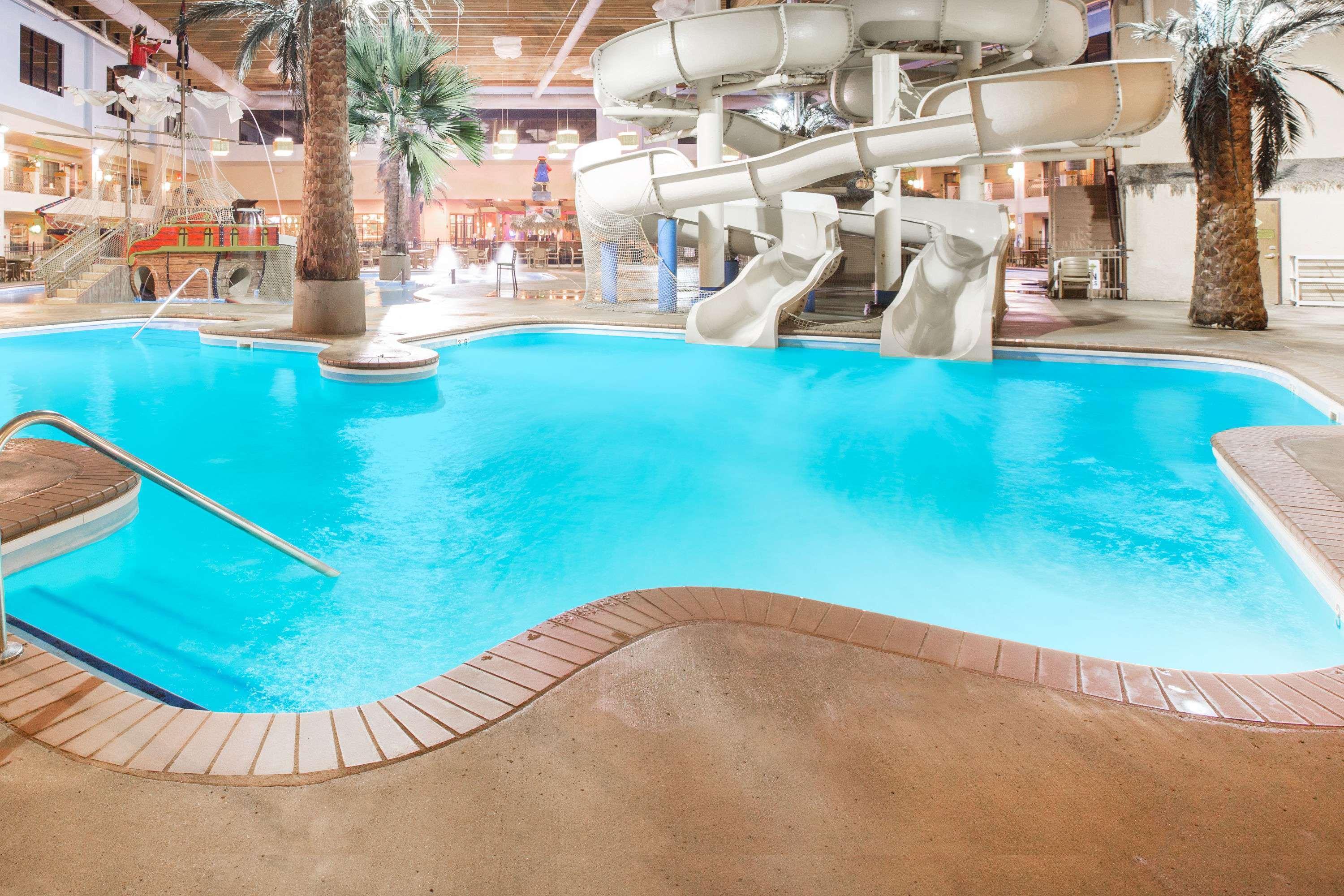 Ramada By Wyndham Des Moines Tropics Resort & Conference Ctr Urbandale Ngoại thất bức ảnh
