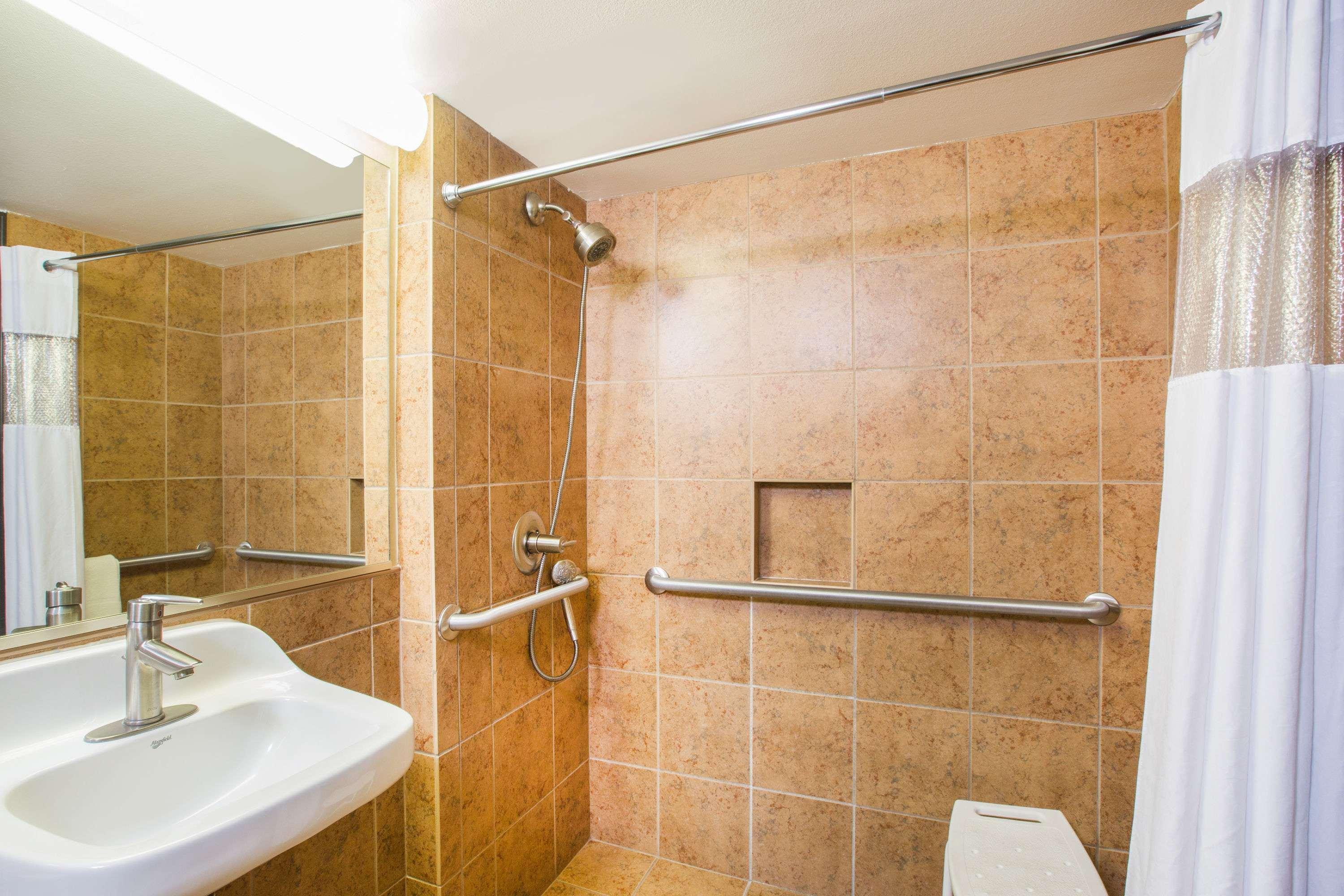Ramada By Wyndham Des Moines Tropics Resort & Conference Ctr Urbandale Ngoại thất bức ảnh