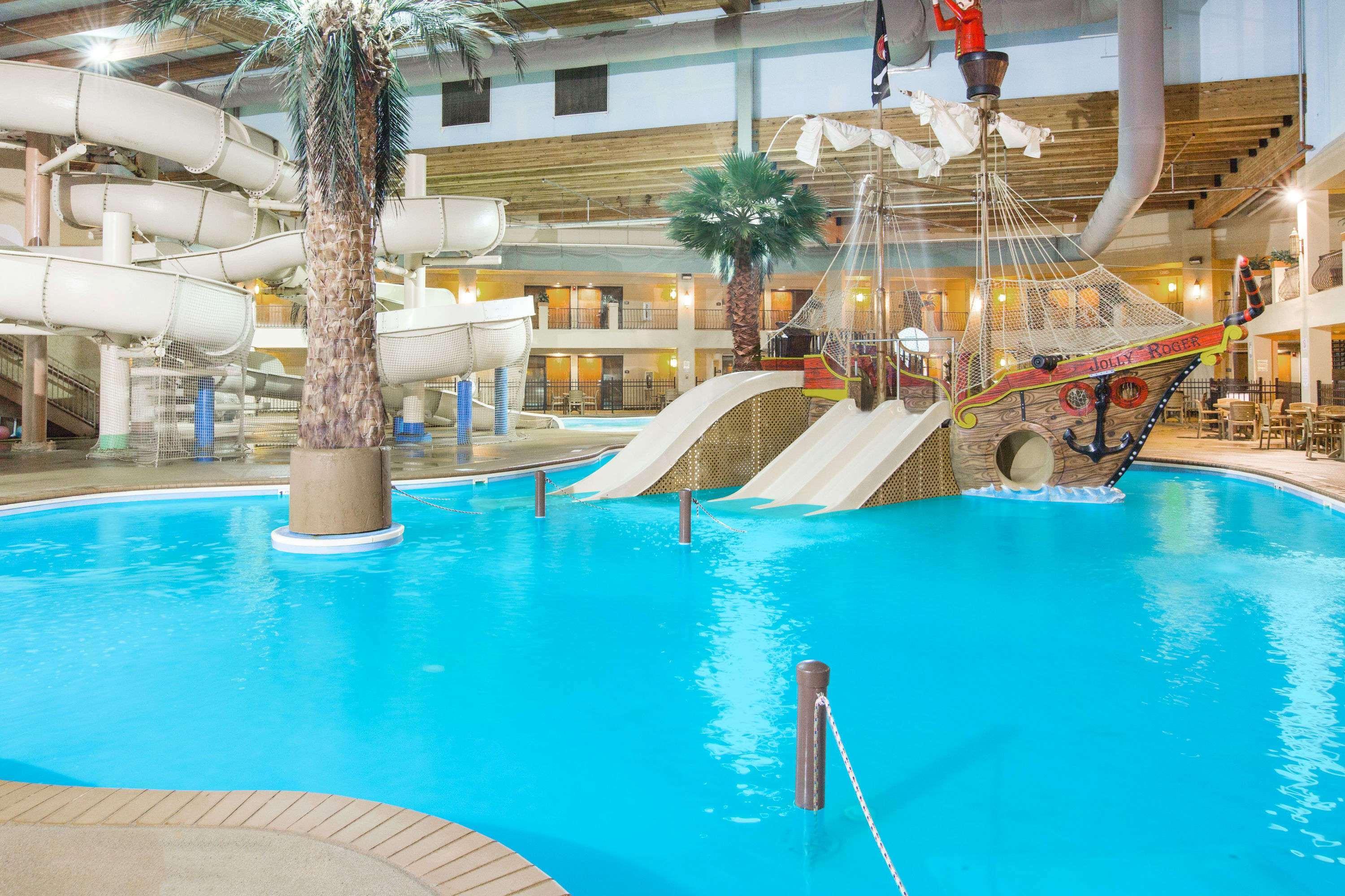 Ramada By Wyndham Des Moines Tropics Resort & Conference Ctr Urbandale Ngoại thất bức ảnh